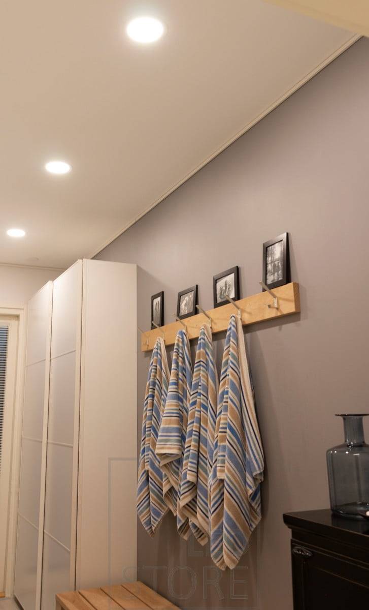 Plafond como iluminación general de alta calidad. Las luminarias tienen una potencia luminosa y una calidad de luz excelentes. Ledstore.fi
